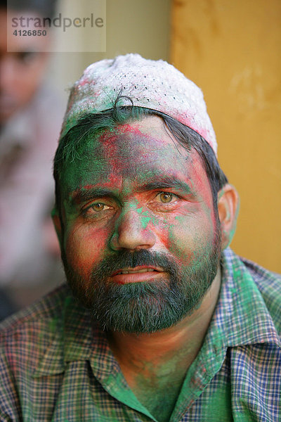 Mann  Portrait  während einer Hochzeit  Sufi-Schrein  Bareilly  Uttar Pradesh  Indien  Asien