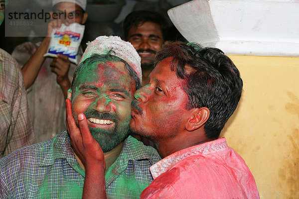 Männer  Portrait  küssend  während einer Hochzeit  Sufi-Schrein  Bareilly  Uttar Pradesh  Indien  Asien