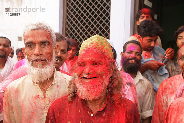 Männer während der Hochzeit  Sufi-Schrein  Bareilly  Uttar Pradesh  Indien  Asien