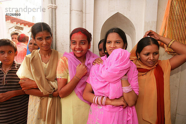 Frauen  Gruppenaufnahme während einer Hochzeit  Sufi-Schrein  Bareilly  Uttar Pradesh  Indien  Asien