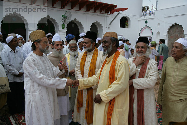 Muslimische Würdenträger  Besucher einer sufistischen Hochzeit  Sufi-Schrein  Bareilly  Uttar Pradesh  Indien  Asien
