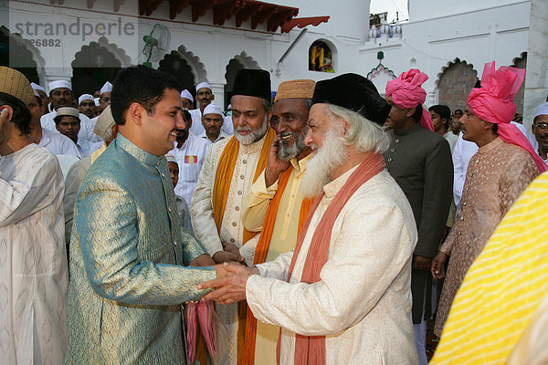 Muslimische Würdenträger  Besucher einer sufistischen Hochzeit  Sufi-Schrein  Bareilly  Uttar Pradesh  Indien  Asien