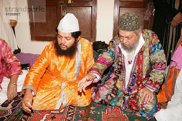 Hazrat Shah Mohammed Hasnain Hasni Mian Sahib Niazi und sein Sohn Sheik Medimir Naizi während einer Hochzeit  Sufi-Schrein  Bareilly  Uttar Pradesh  Indien  Asien