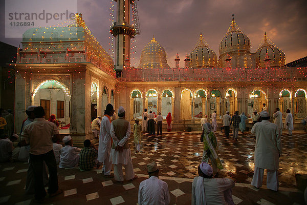 Während einer Hochzeit  Sufi-Schrein  Bareilly  Uttar Pradesh  Indien  Asien