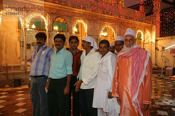Männer  Gruppenaufnahme während der Hochzeit  Sufi-Schrein  Bareilly  Uttar Pradesh  Indien  Asien