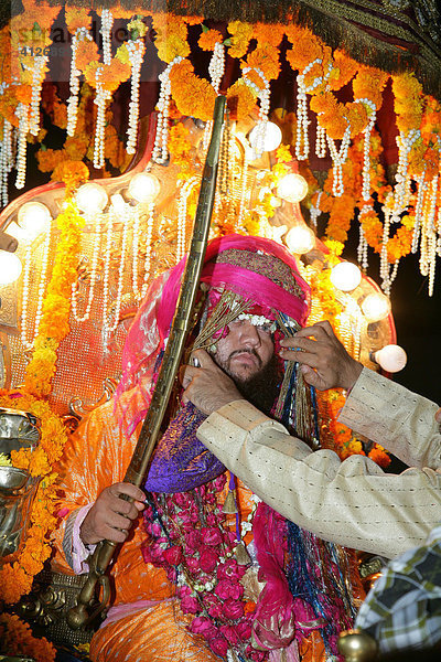 Sheik Medimir Naizi auf dem Lichterthron während seiner Hochzeit  Sufi-Schrein  Bareilly  Uttar Pradesh  Indien  Asien