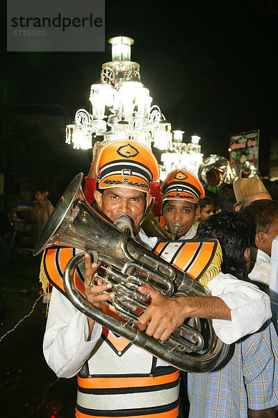 Musiker während einer Hochzeit  Sufi-Schrein  Bareilly  Uttar Pradesh  Indien  Asien