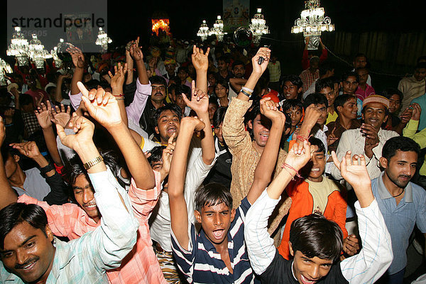 Tanzende während einer Hochzeit  Sufi-Schrein  Bareilly  Uttar Pradesh  Indien  Asien