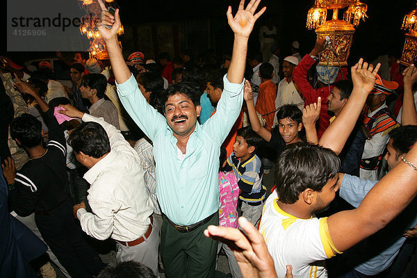 Tanzende während einer Hochzeit  Sufi-Schrein  Bareilly  Uttar Pradesh  Indien  Asien