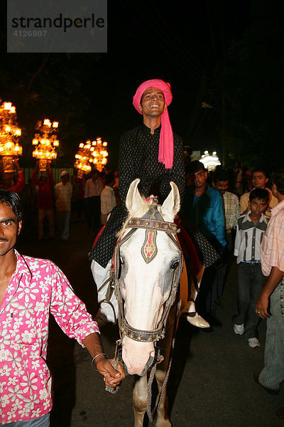 Reiter während einer Hochzeit  Sufi-Schrein  Bareilly  Uttar Pradesh  Indien  Asien