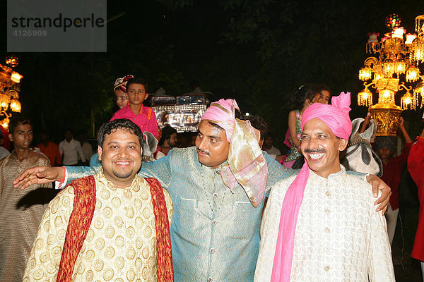 Drei Männer während einer Hochzeit  Sufi-Schrein  Bareilly  Uttar Pradesh  Indien  Asien