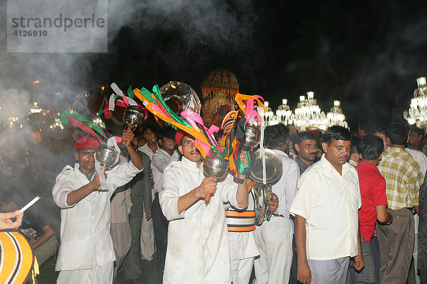 Weihrauch schwenkende Männer während einer Hochzeit  Sufi-Schrein  Bareilly  Uttar Pradesh  Indien  Asien