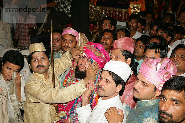 Sheik Medimir Naizi während seiner Hochzeit  Sufi-Schrein  Bareilly  Uttar Pradesh  Indien  Asien