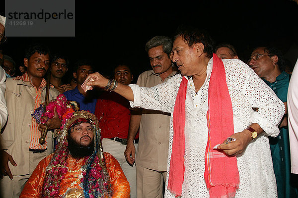 Sheik Medimir Naizi während seiner Hochzeit  Sufi-Schrein  Bareilly  Uttar Pradesh  Indien  Asien