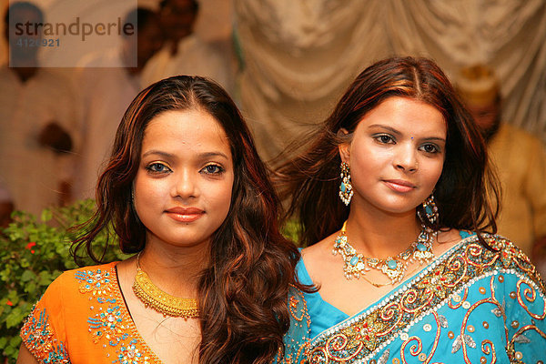 Zwei junge Frauen während einer Hochzeit  Sufi-Schrein  Bareilly  Uttar Pradesh  Indien  Asien