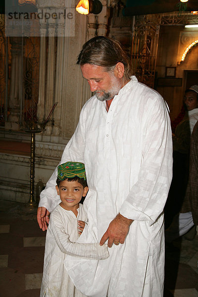 Mann und Kind  Sufi-Schrein  Bareilly  Uttar Pradesh  Indien  Asien