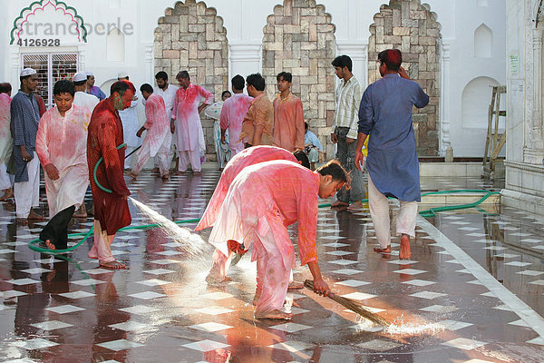 Innenhof wird gewaschen  Sufi-Schrein  Bareilly  Uttar Pradesh  Indien  Asien