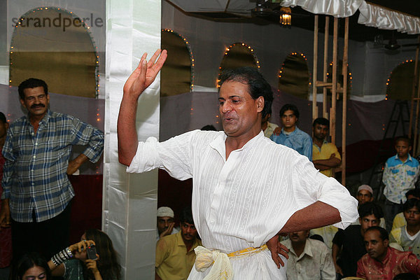 Tanzender Mann  Sufi-Schrein  Bareilly  Uttar Pradesh  Indien  Asien