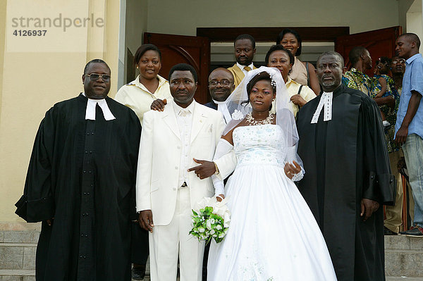 Brautpaar mit Pastoren  Hochzeit  Douala  Kamerun  Afrika