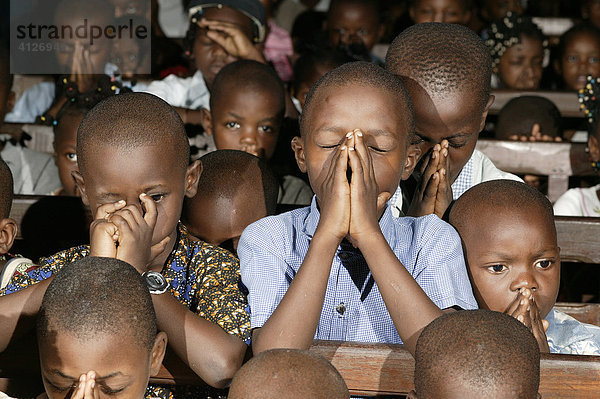 Kinder beten  Hochzeit  Douala  Kamerun  Afrika