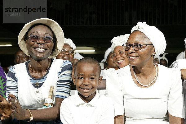 Zwei Frauen mit Brille  Junge  Gottesdienst  Douala  Kamerun  Afrika