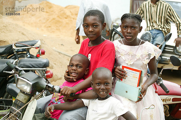 Jugendliche und Kinder auf dem Motorad  Douala  Kamerun  Afrika