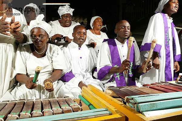 Leute singen und spielten auf dem Marimbaphon  Gottesdienst  Douala  Kamerun  Afrika