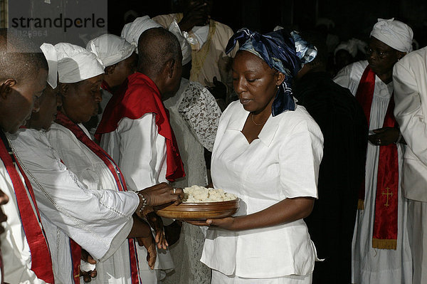 Frau verteilt Abendmahl  Brot  Gottesdienst  Douala  Kamerun  Afrika