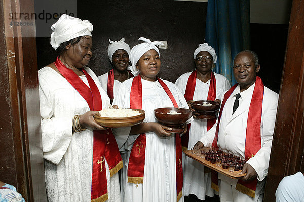 Gemeindeälteste mit Abendmahl  Wein und Brot  Gottesdienst  Douala  Kamerun  Afrika