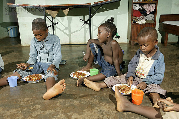 Jungen beim Essen  AIDS / HIV Waisenhaus  Douala  Kamerun  Afrika