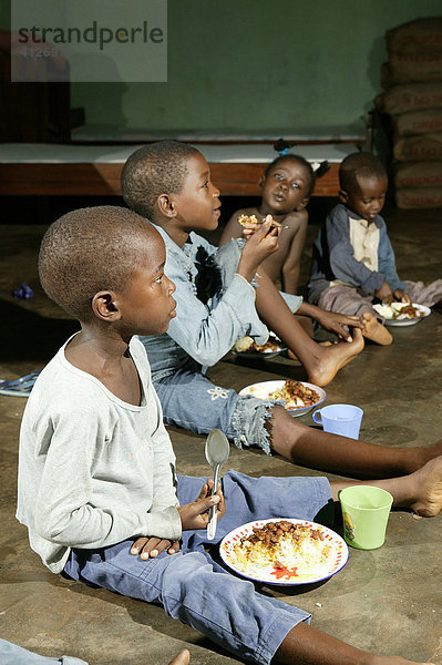 Jungen beim Essen  AIDS / HIV Waisenhaus  Douala  Kamerun  Afrika