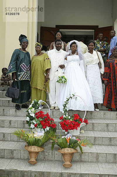 Brautpaar auf Treppe läßt Gruppenfoto machen  Hochzeit  Douala  Kamerun  Afrika
