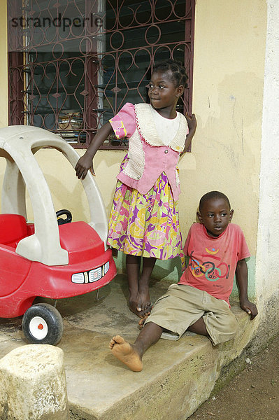 Mädchen und Junge mit Tretauto  AIDS / HIV Waisenhaus  Douala  Kamerun  Afrika