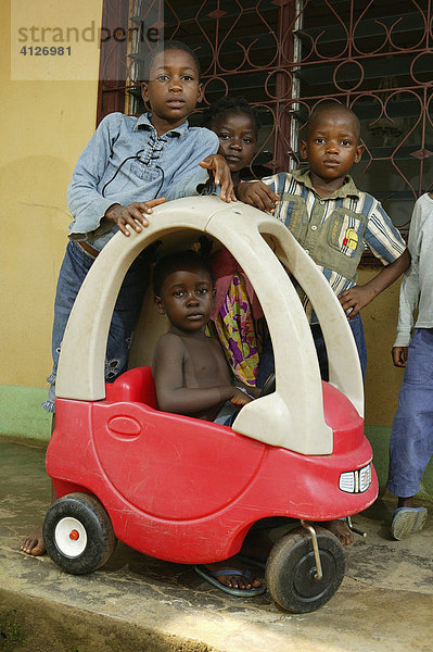 Kinder mit Tretauto  AIDS / HIV Waisenhaus  Douala  Kamerun  Afrika