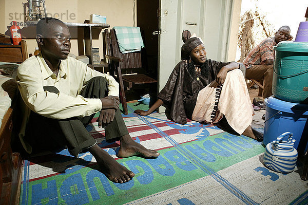 Mann und Frau im Wohnraum  Garoua  Kamerun  Afrika