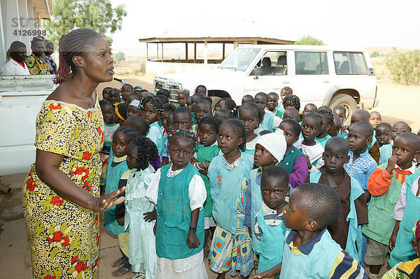Kinder und Erzieherin  Kindergarten  Garoua  Kamerun  Afrika