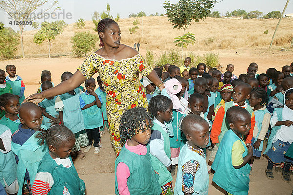 Kinder und Erzieherin  Kindergarten  Garoua  Kamerun  Afrika