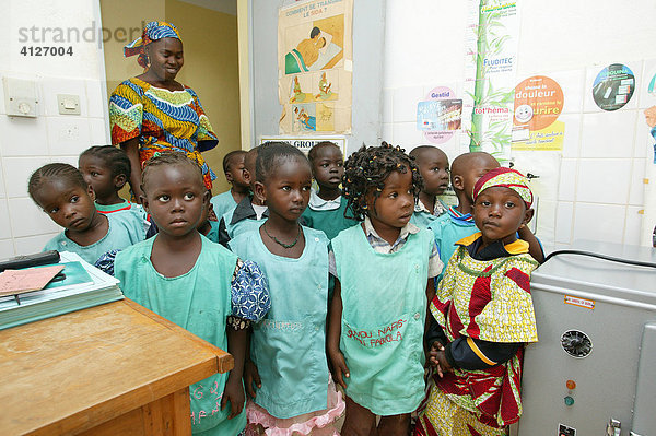 Kindergruppe eines Kindergartens besucht ein Krankenhaus  Garoua  Kamerun  Afrika