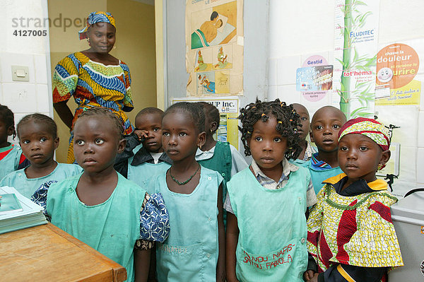 Kindergruppe eines Kindergartens besucht ein Krankenhaus  Garoua  Kamerun  Afrika