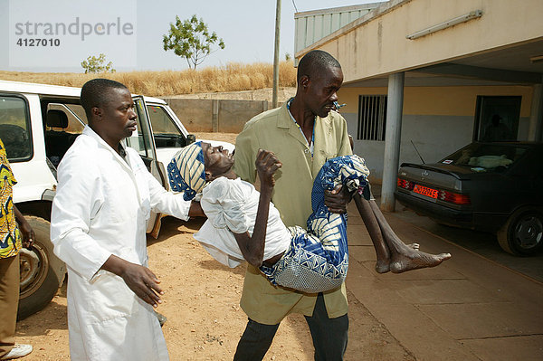 HIV/AIDS Kranke wird ins Krankenhaus gebracht  Garoua  Kamerun  Afrika