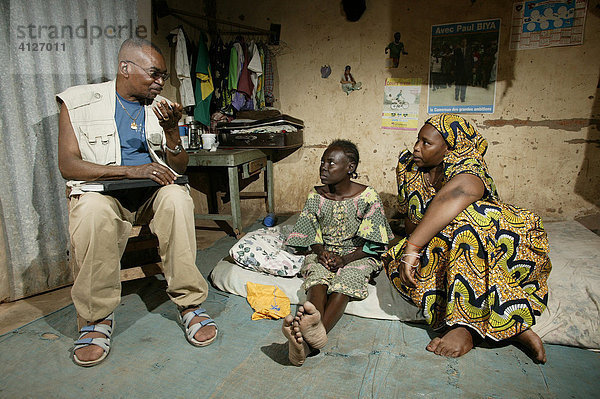 Arzt macht Hausbesuch bei HIV/AIDS Kranken  Garoua  Kamerun  Afrika