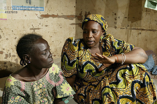 Sozialarbeiterin macht Hausbesuch bei HIV/AIDS Kranken  Garoua  Kamerun  Afrika