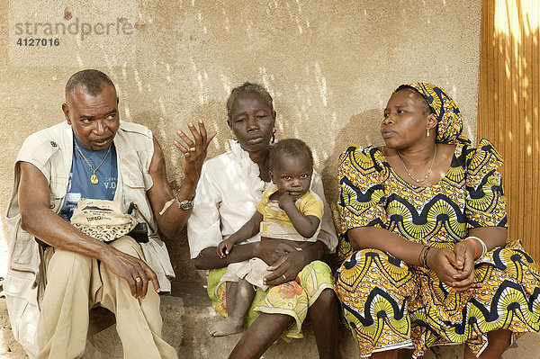Arzt macht Hausbesuch bei HIV/AIDS Kranken  Garoua  Kamerun  Afrika