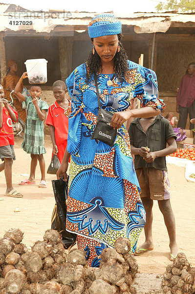 Frau beim Einkauf  Markt  Garoua  Kamerun  Afrika