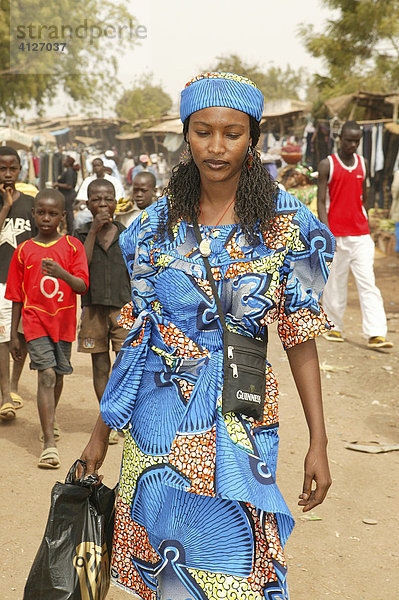 Frau auf dem Markt  Garoua  Kamerun  Afrika