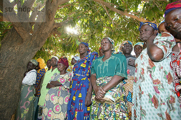 Trauernde Frauen bei der Beerdigung einer Frau die an AIDS/HIV starb  Garoua  Kamerun  Afrika