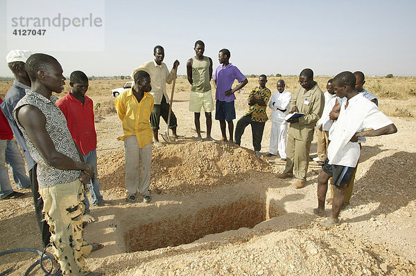 Beerdigung einer Frau die an AIDS/HIV starb  Männer beten am Grab  Garoua  Kamerun  Afrika