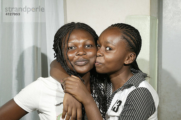 Zwei junge Frauen  Portrait  Garoua  Kamerun  Afrika