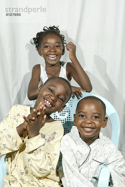 Drei Kinder feiern eine Pyjama-Party  Garoua  Kamerun  Afrika