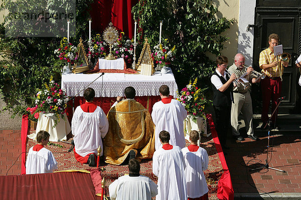Altar an der Strasse während der Fronleichnam-Prozession  Mühldorf am Inn  Oberbayern  Bayern  Deutschland  Europa